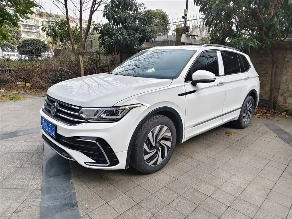 Volkswagen Tiguan L 2024 — фото 1