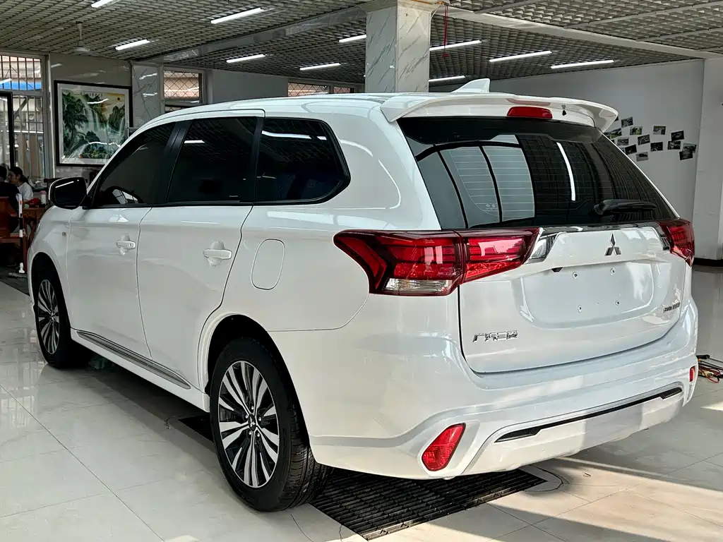 Mitsubishi Outlander 2022 — фото 6