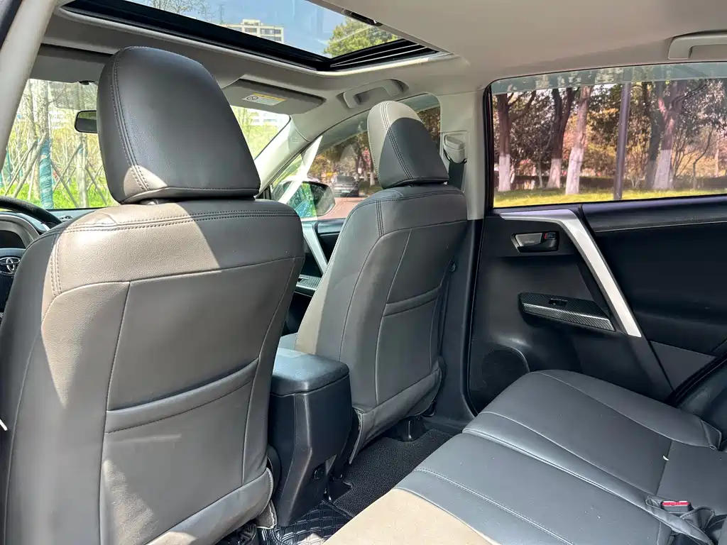 Toyota RAV4 2017 — фото 10