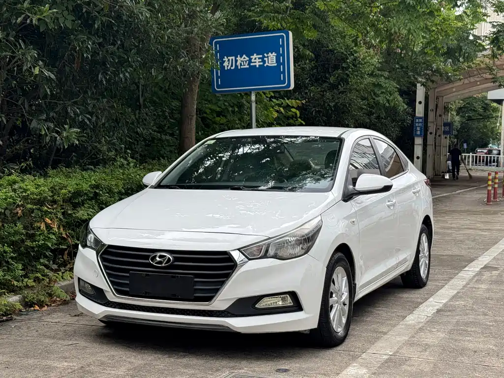Hyundai Verna 2017 — фото 1