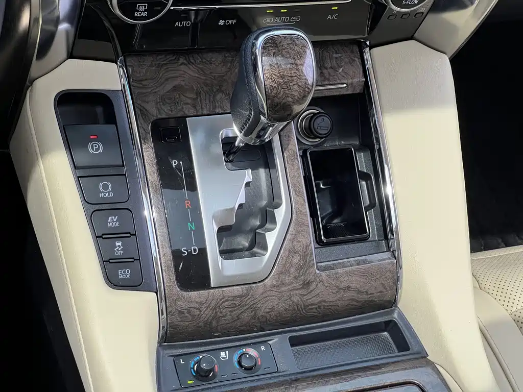 Toyota Alphard 2023 — фото 17