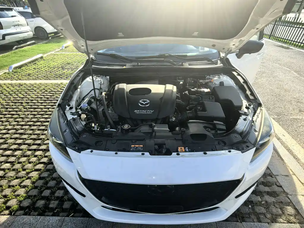 Mazda 3 Axela 2019 — фото 17