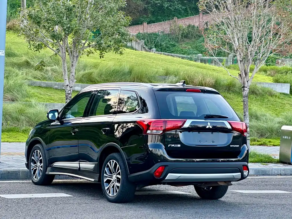 Mitsubishi Outlander 2018 — фото 4