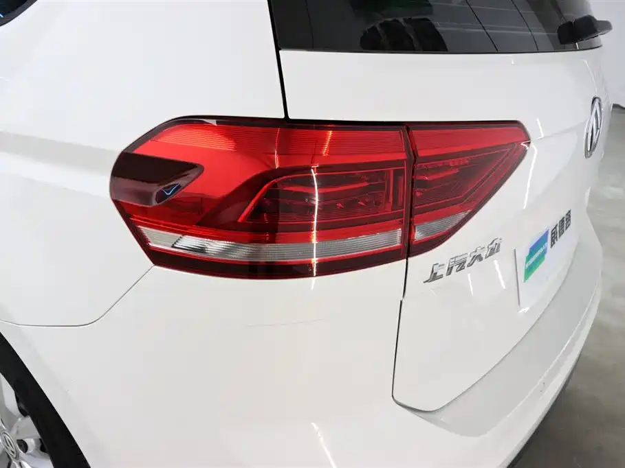 Volkswagen Touran 2018 — фото 34