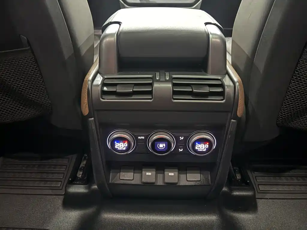 Land Rover Defender 2023 — фото 20