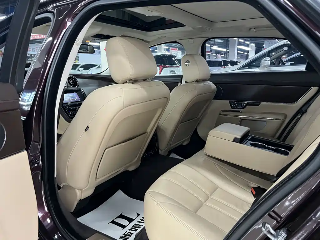 Jaguar XJ 2017 — фото 16