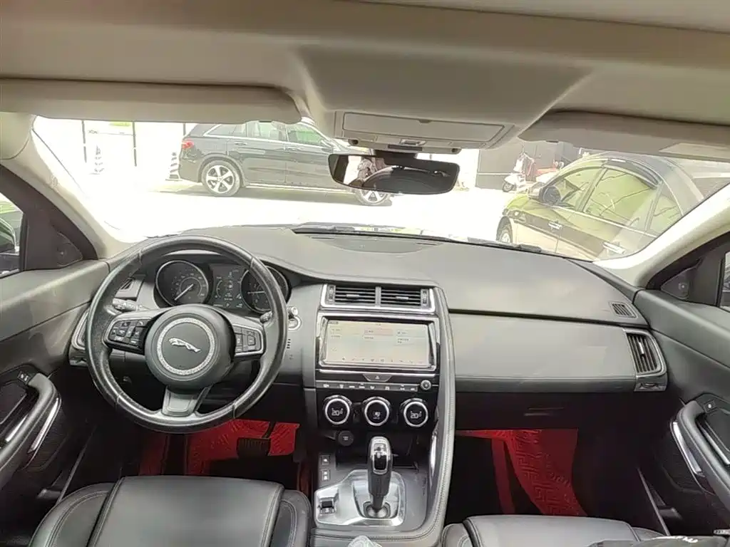 Jaguar E-PACE 2020 — фото 10