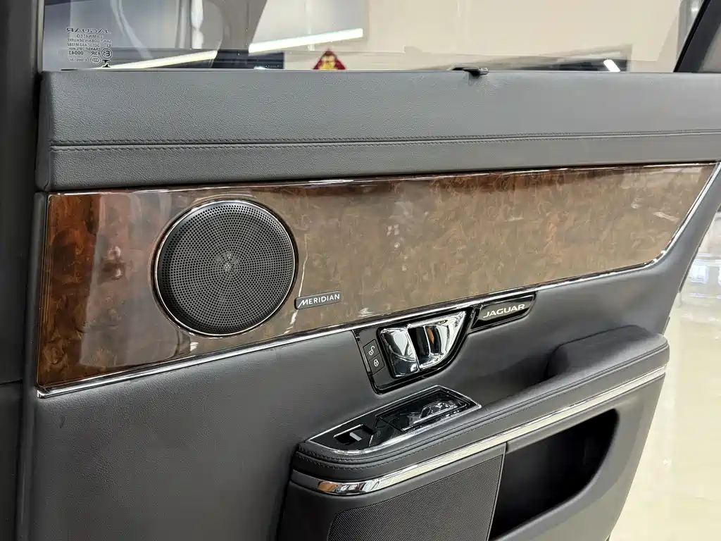 Jaguar XJ 2015 — фото 19