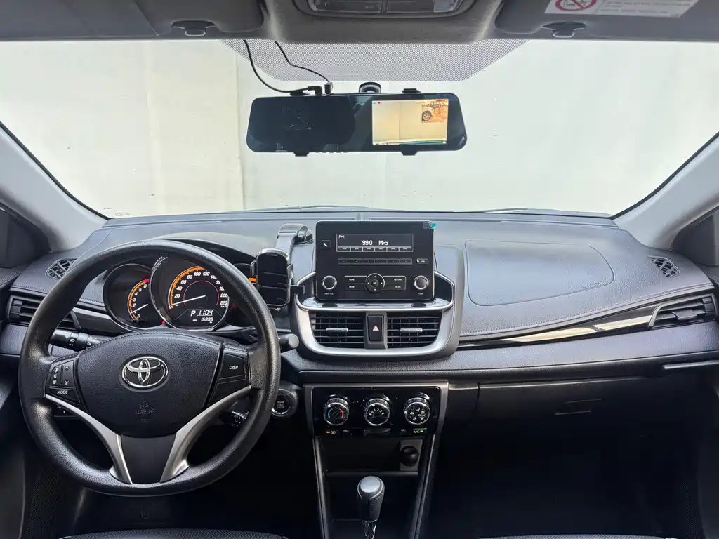 Toyota Yaris L 2022 — фото 17
