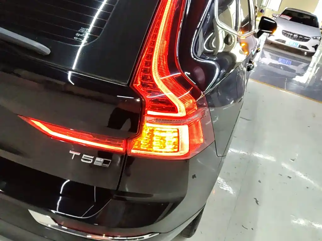 Volvo XC60 2019 — фото 8