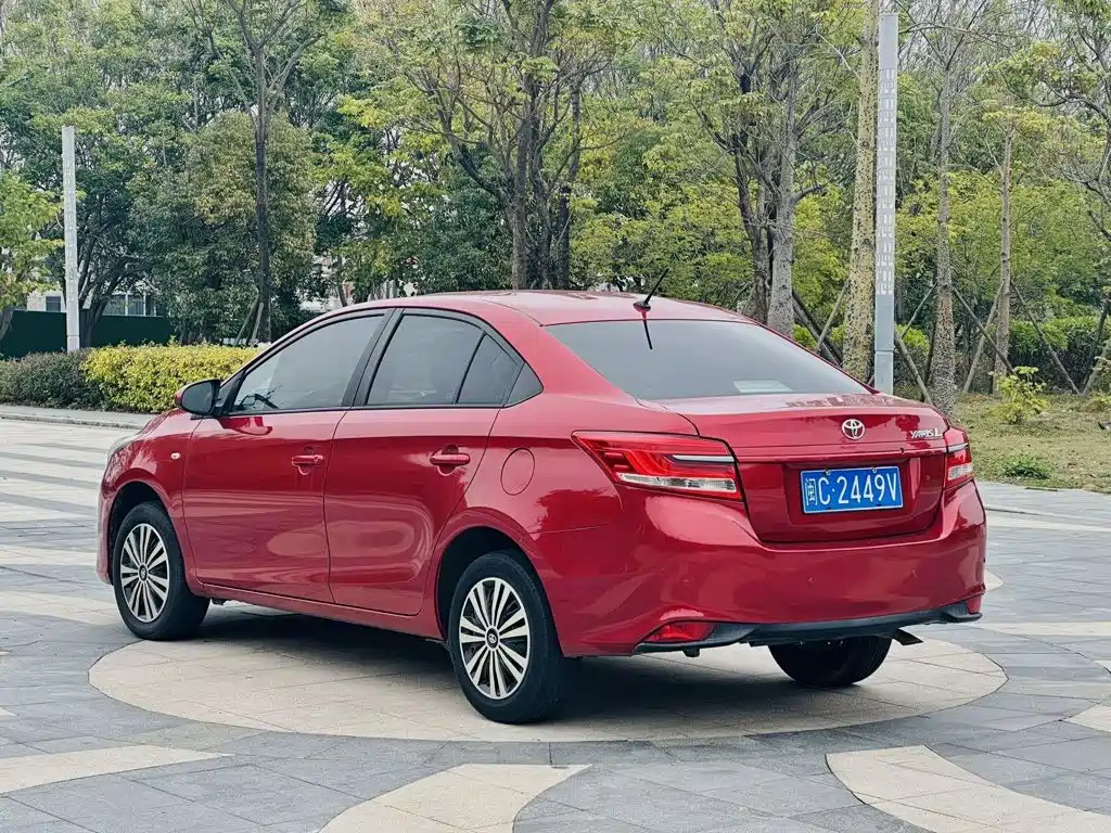 Toyota Yaris L 2017 — фото 8