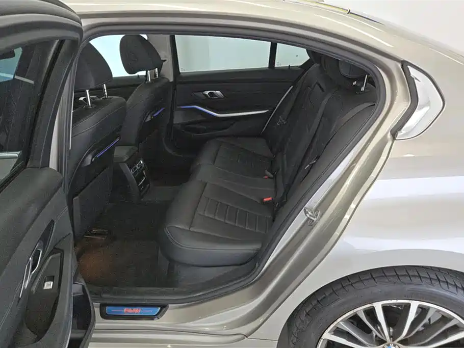 BMW 3 Series 2019 — фото 11