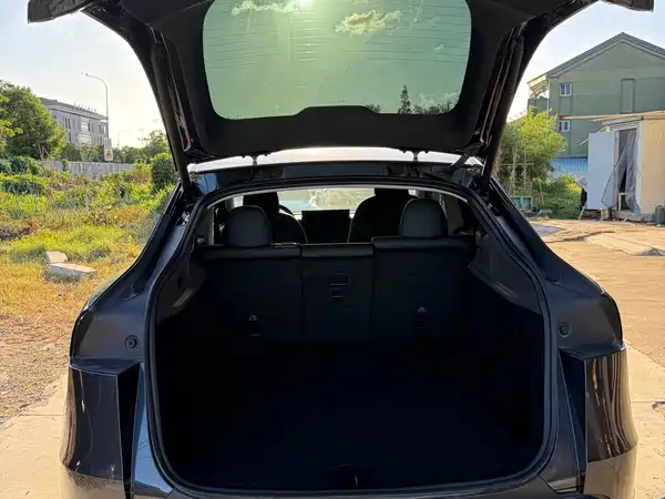 Tesla Model Y 2025
