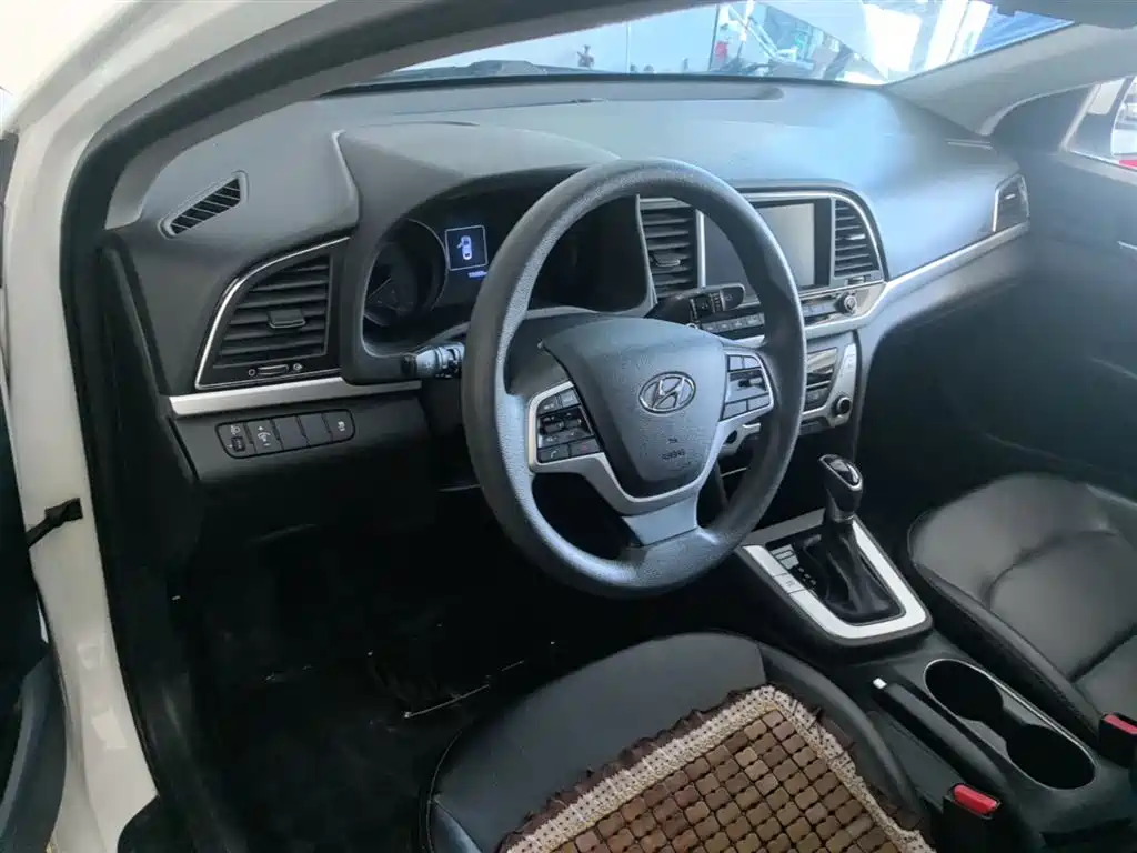 Hyundai Elantra 2017 — фото 10