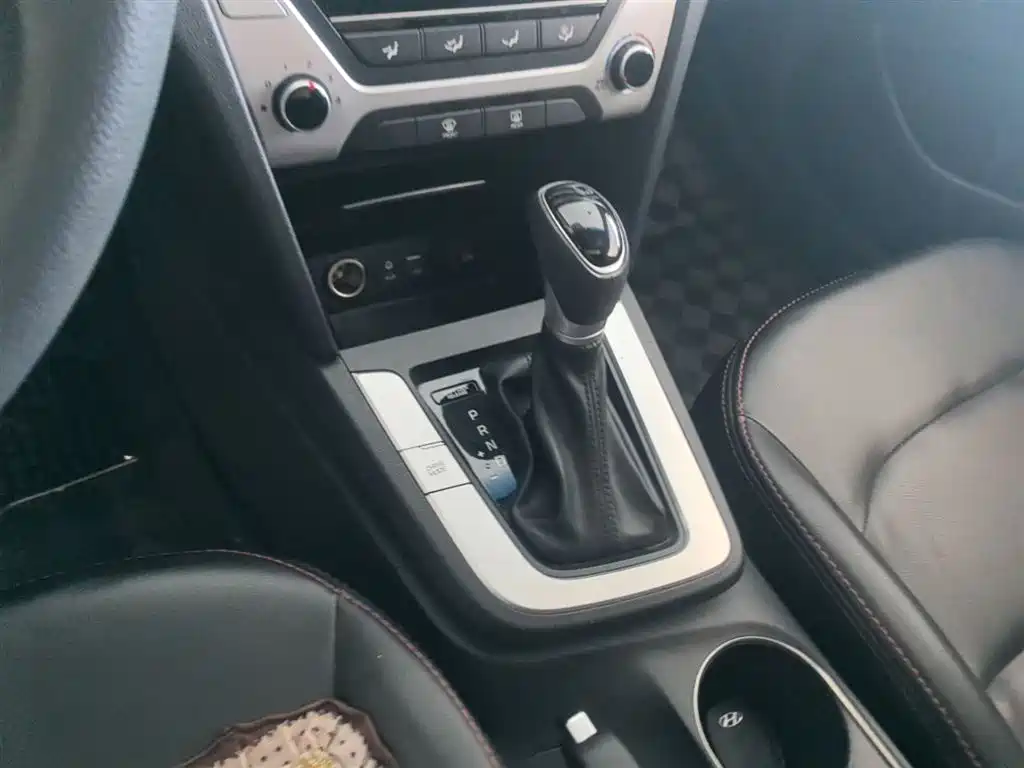 Hyundai Elantra 2017 — фото 14