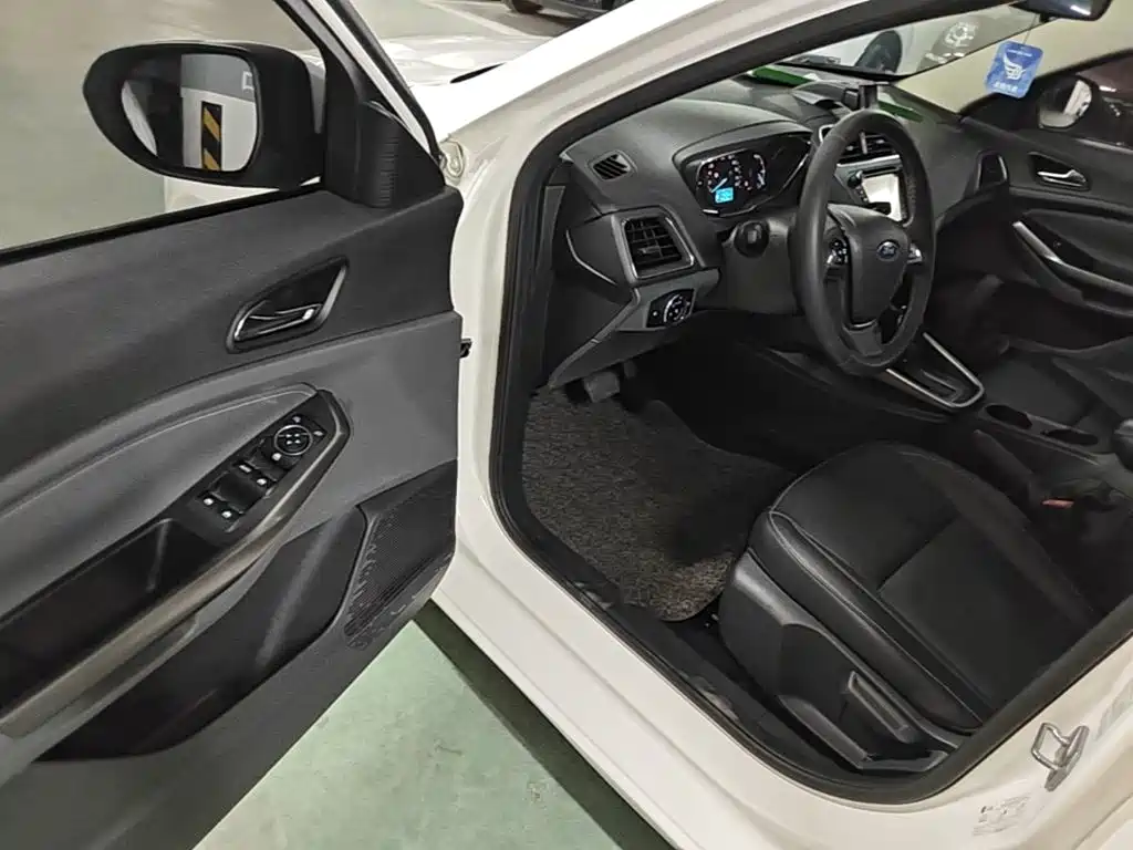 Ford Escort 2015 — фото 16