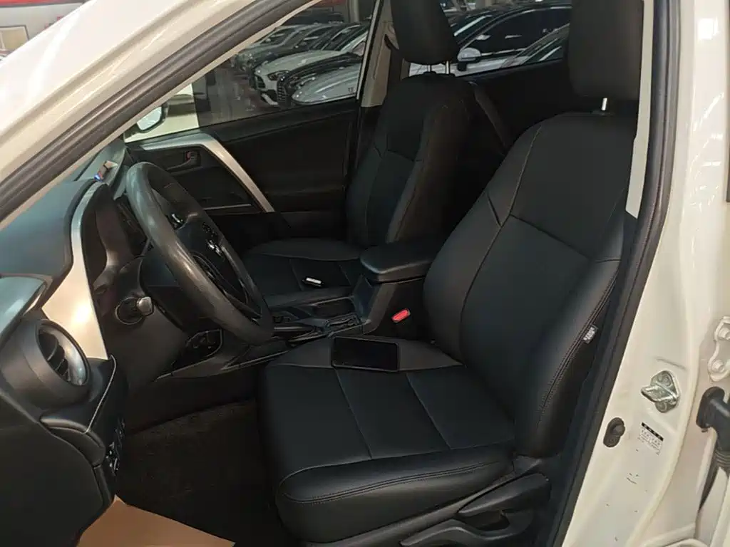 Toyota RAV4 2019 — фото 15