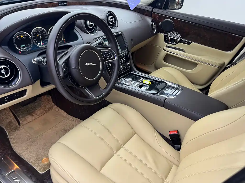 Jaguar XJ 2015 — фото 15