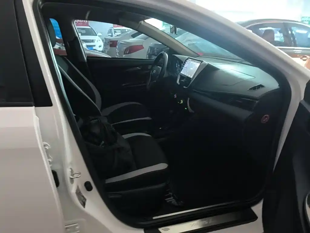 Toyota Yaris L 2020 — фото 25