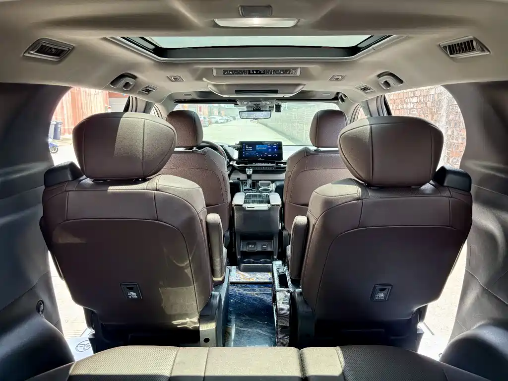 Toyota Granvia 2023 — фото 15