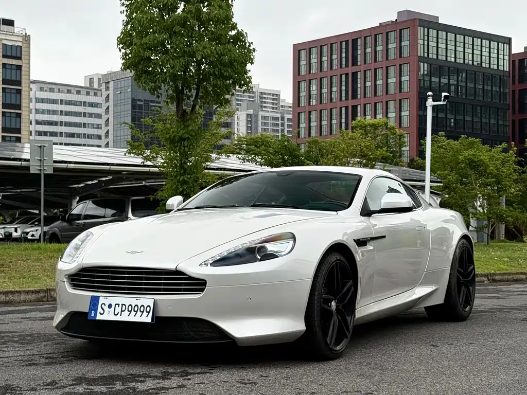 Aston Martin DB9 2015 — фото 1