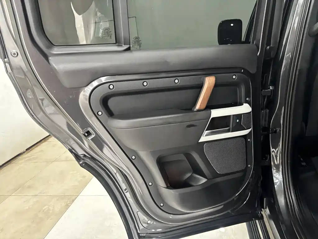 Land Rover Defender 2023 — фото 21