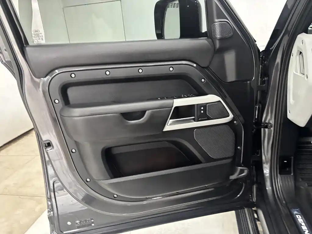 Land Rover Defender 2023 — фото 10