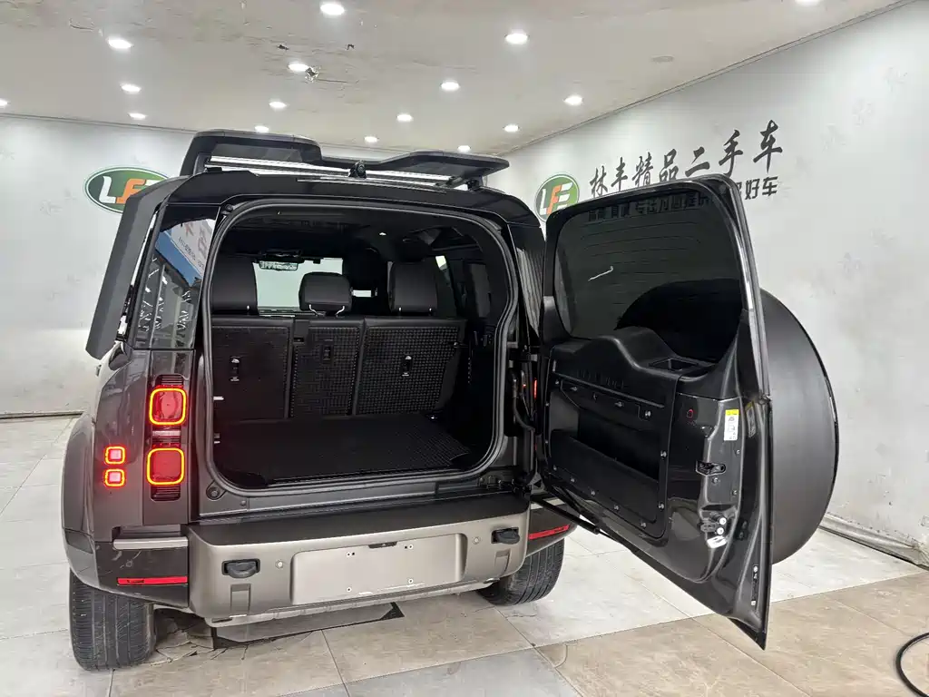 Land Rover Defender 2023 — фото 28