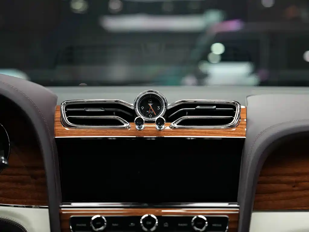 Bentley Bentayga 2023 — фото 19