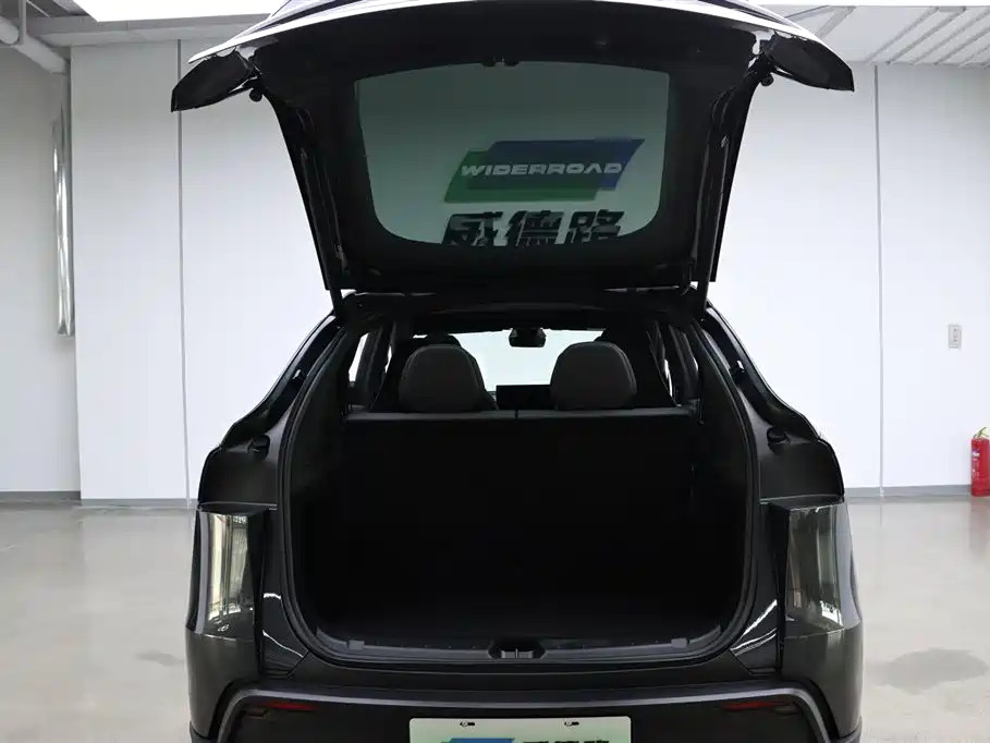Tesla Model Y L 2026 — фото 26