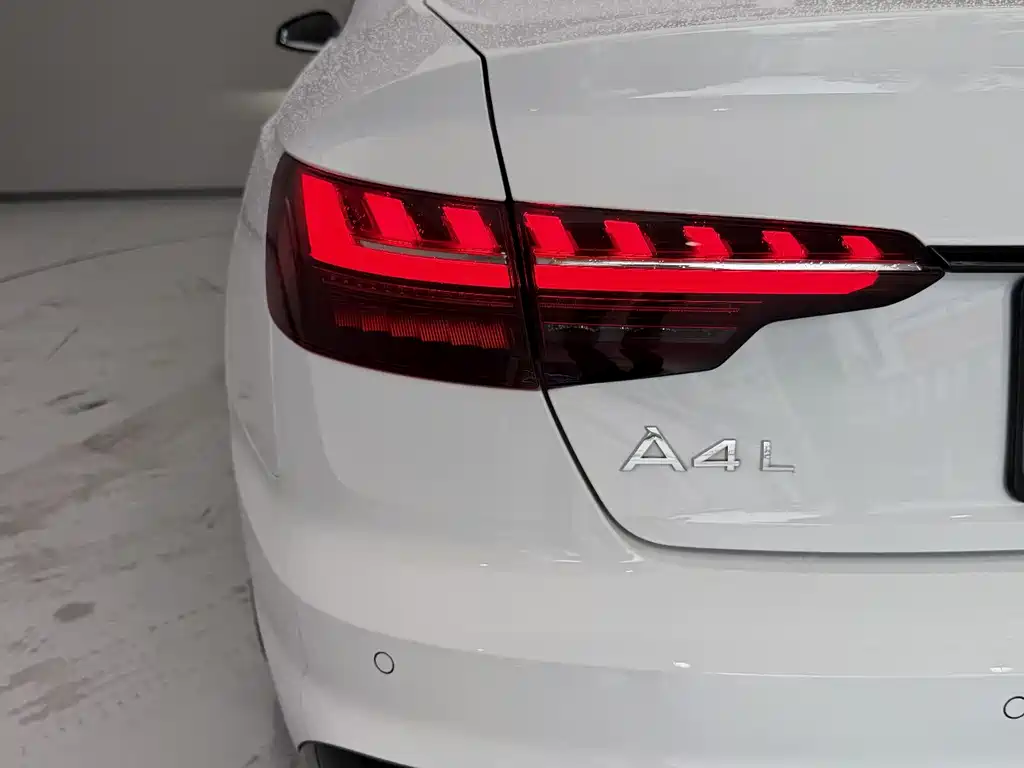 Audi A4L 2023 — фото 11
