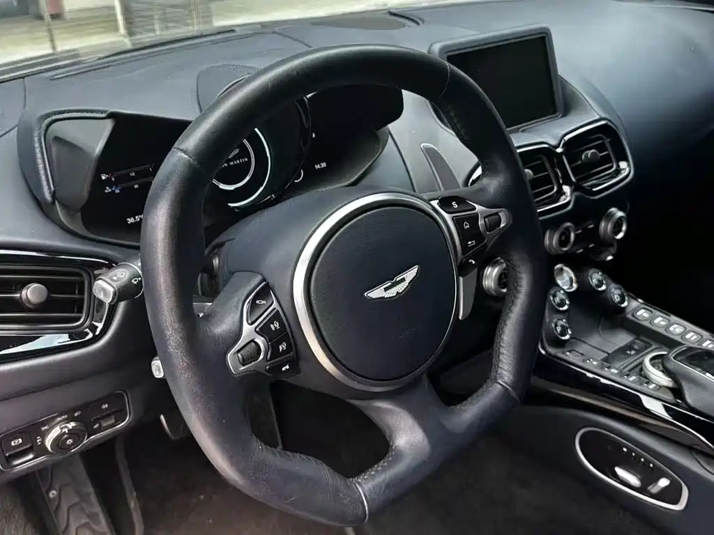 Aston Martin V8 Vantage 2021 — фото 4