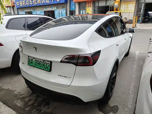 Tesla Model Y 2024