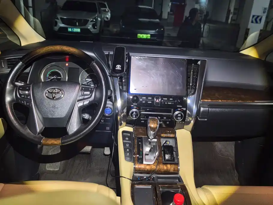 Toyota Alphard 2023 — фото 13