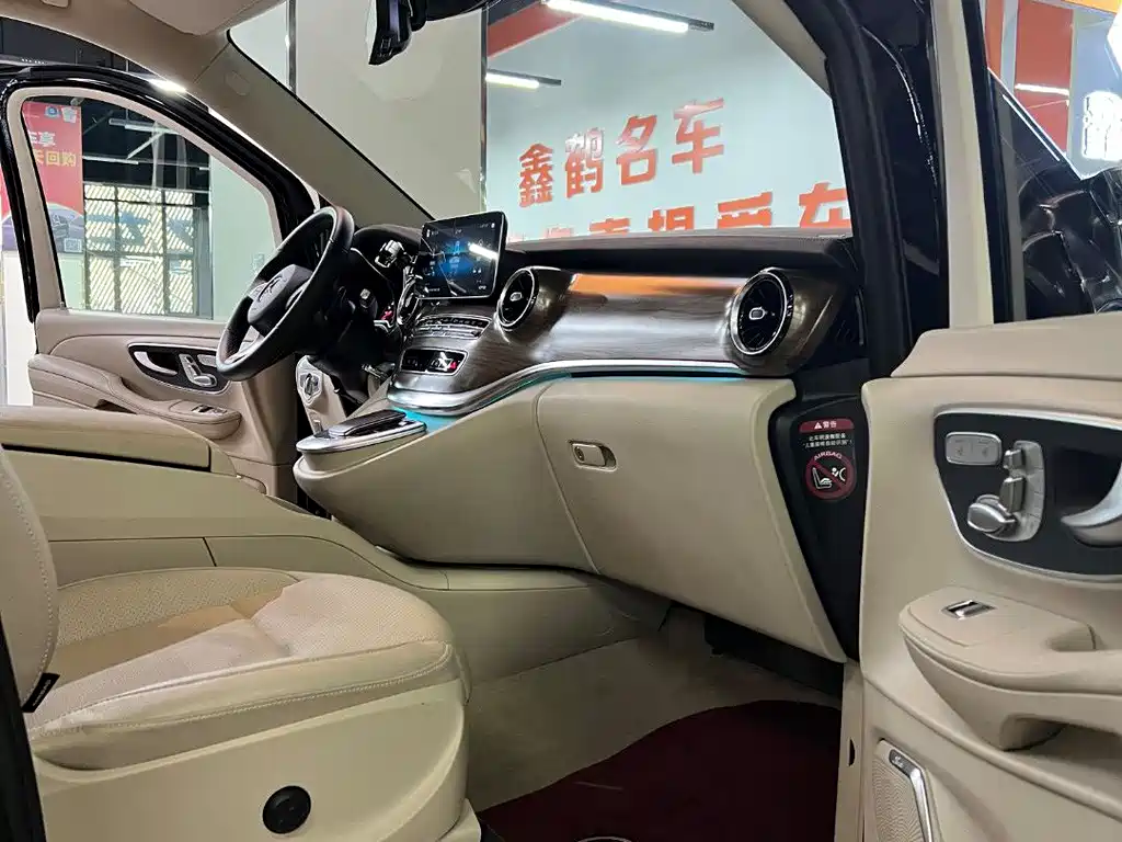 Mercedes-Benz V-Class 2023 — фото 17