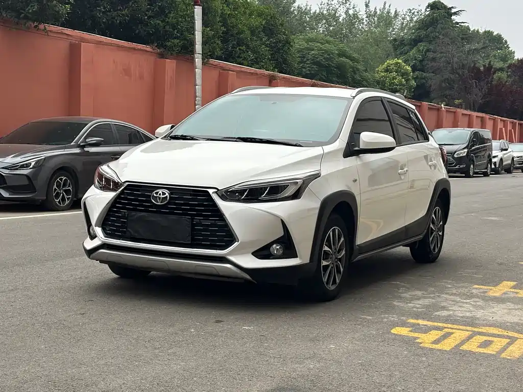 Toyota Yaris L 2022 — фото 1