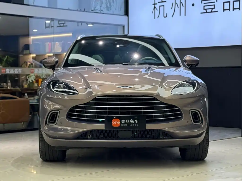 Aston Martin DBX 2021 — фото 2