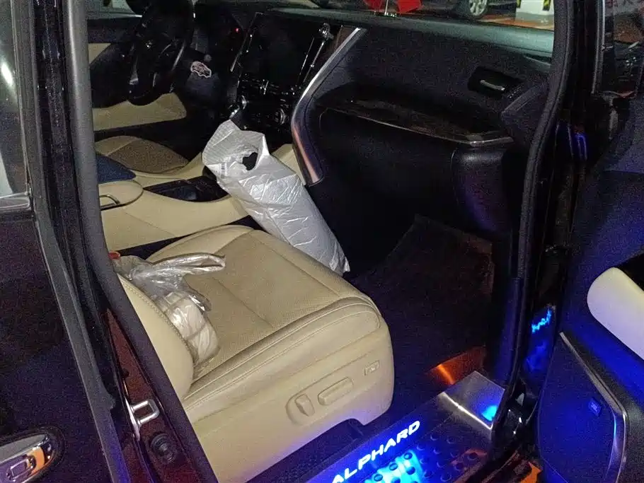Toyota Alphard 2021 — фото 8