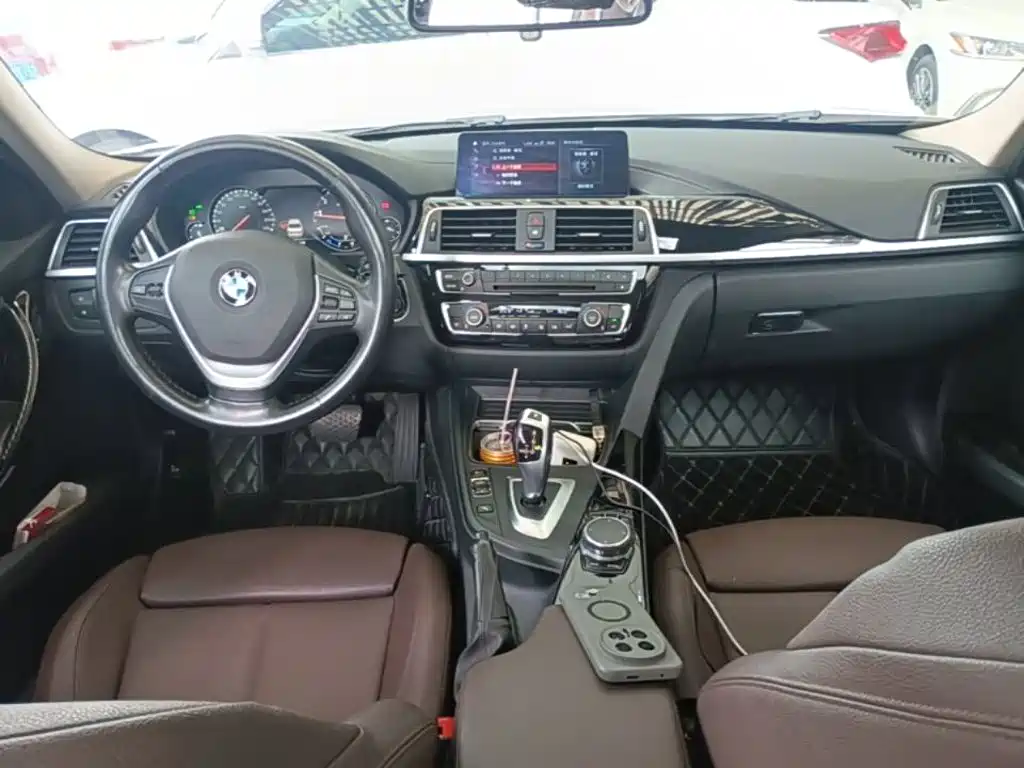 BMW 3 Series 2019 — фото 10