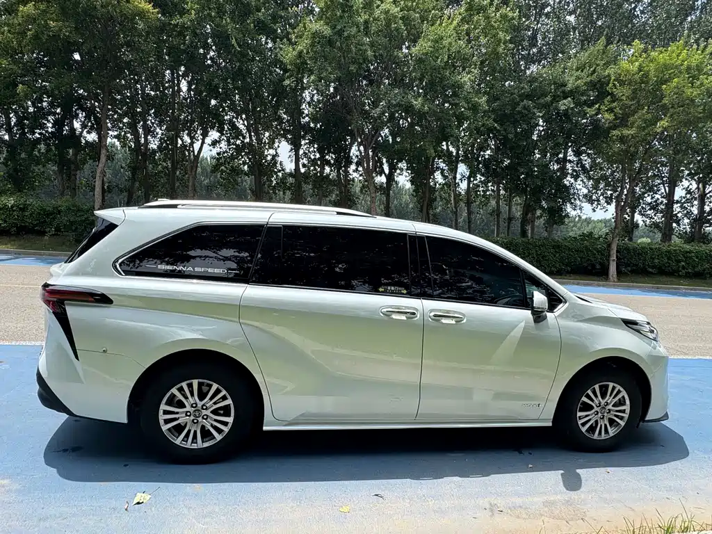 Toyota Sienna 2022 — фото 9