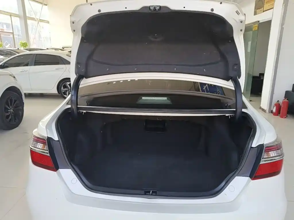 Toyota Camry 2015 — фото 19