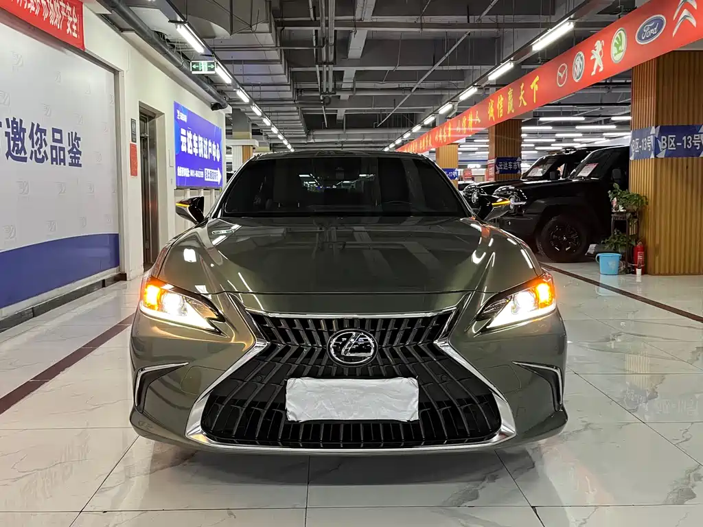 Lexus ES 2023 — фото 1