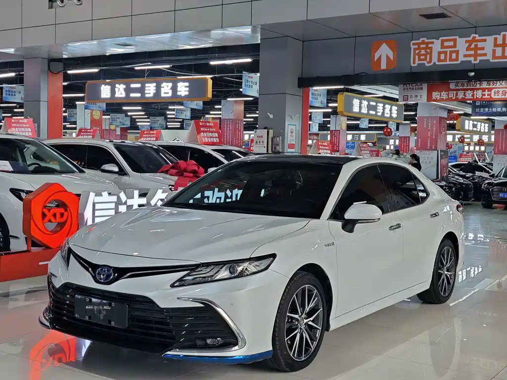 Toyota Camry 2022 — фото 1