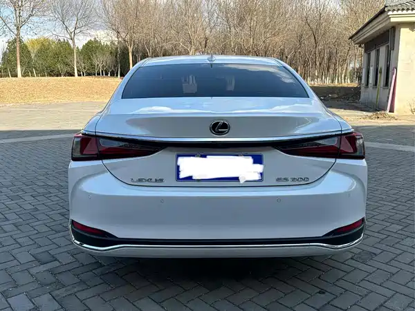 Lexus ES 2023