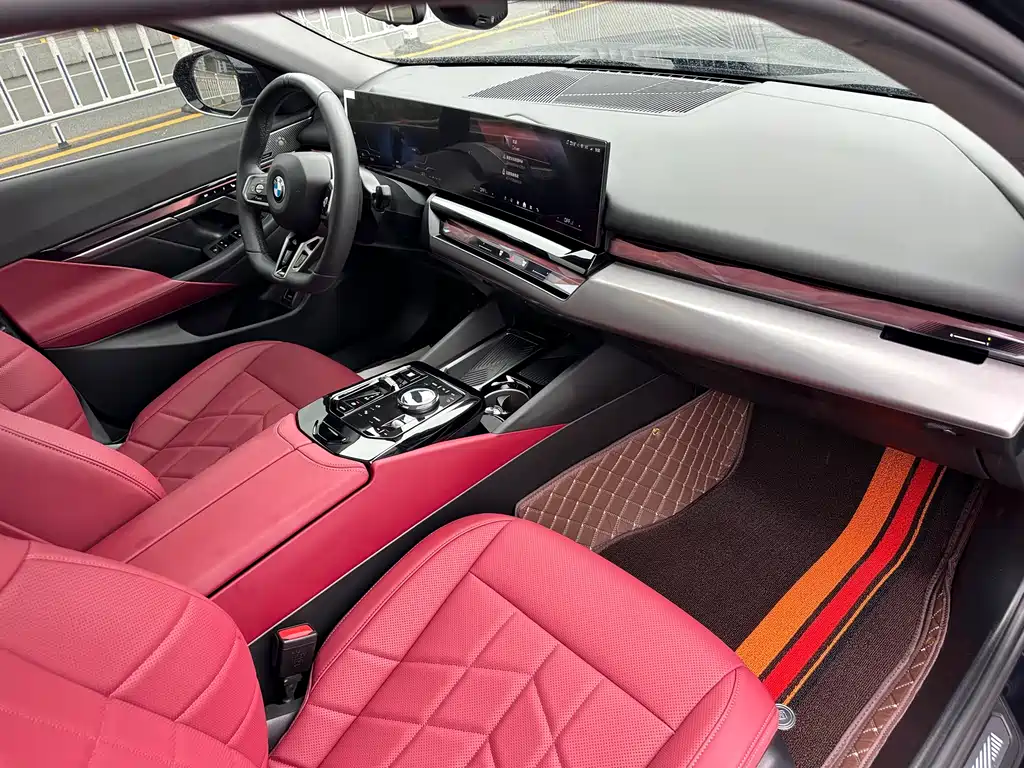 BMW 5 Series 2025 — фото 14