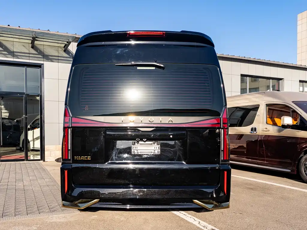 Toyota Hiace — фото 5