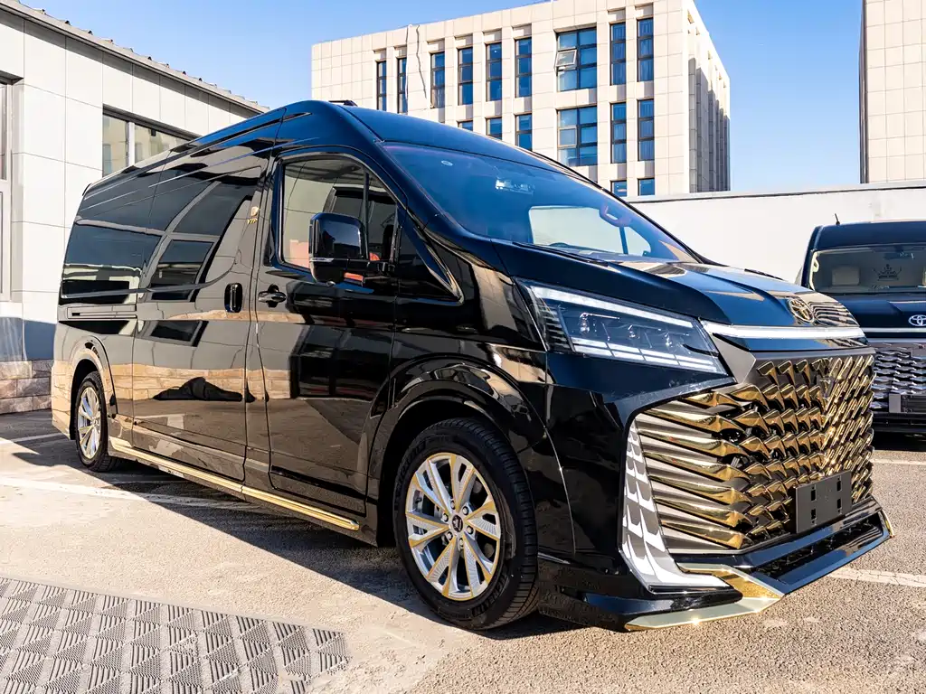 Toyota Hiace — фото 1