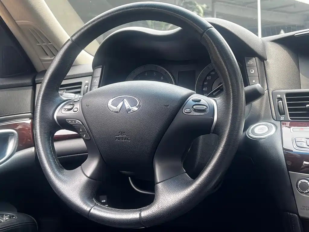 Infiniti Q70 2016 — фото 31