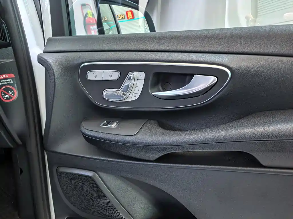 Mercedes-Benz V-Class 2018 — фото 17