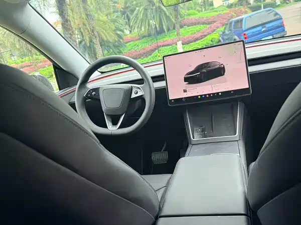 Tesla Model Y 2025